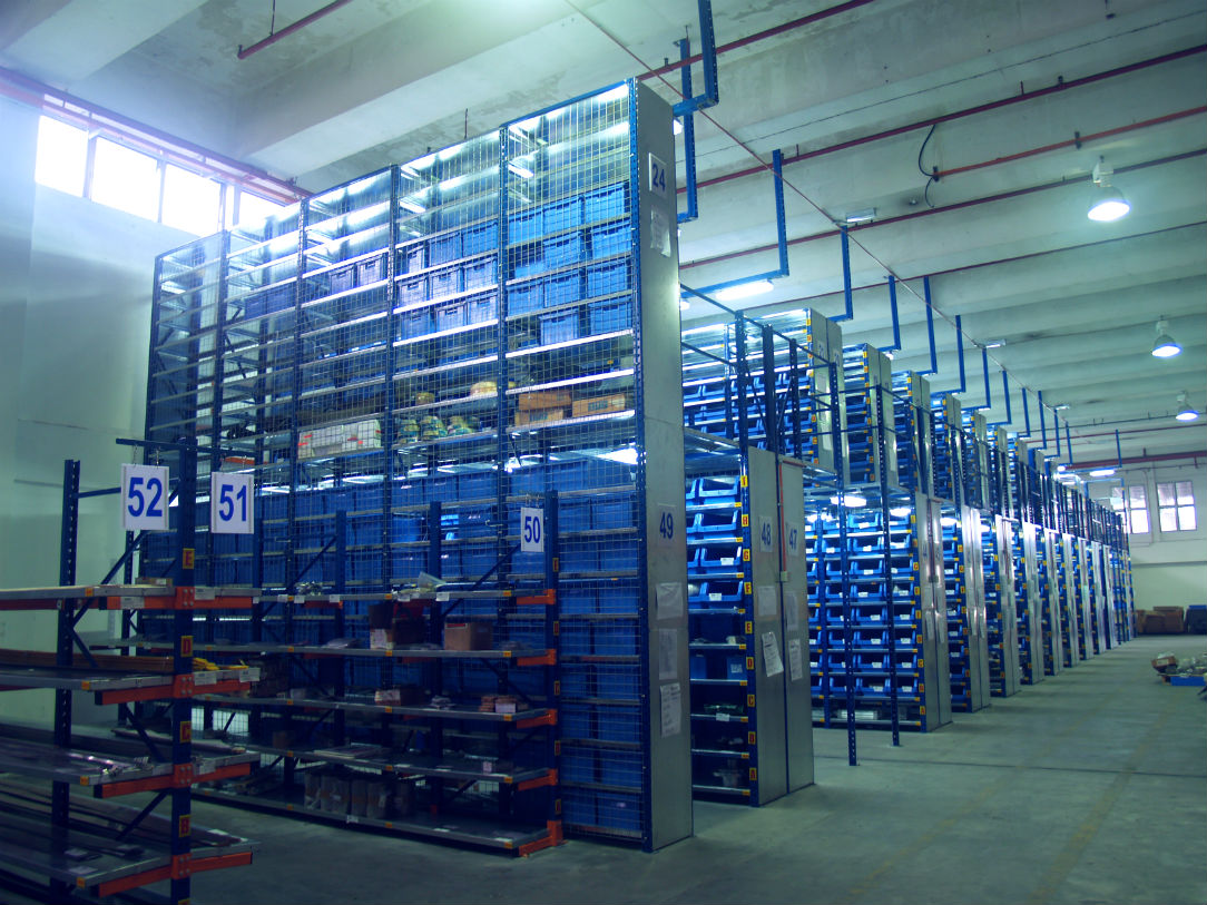 Image of Nutech Modular Multi-tier System storing plastic bins, creating an organized warehouse space and increasing the efficiency of a warehouse. 