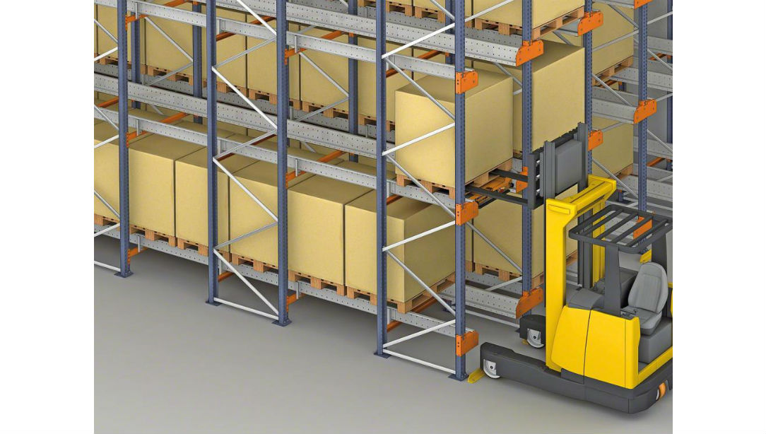 Illustration of a forklift placing a loaded pallet onto the same level where the shuttle car was placed on the shuttle rack. 